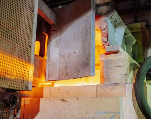 Geöffneter Industrieofen mit leuchtend heißem Innenraum und Feuerfest-Auskleidung