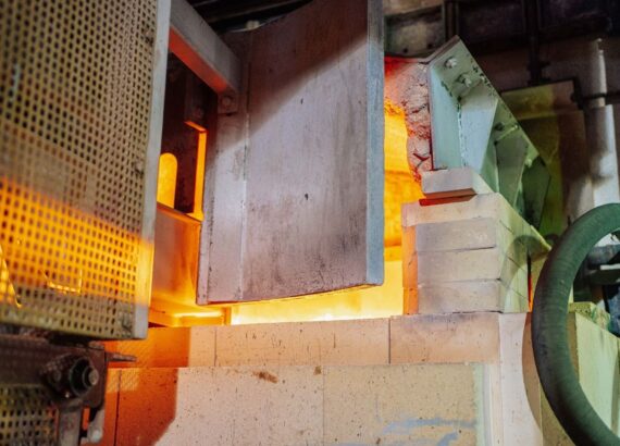 Geöffneter Industrieofen mit leuchtend heißem Innenraum und Feuerfest-Auskleidung